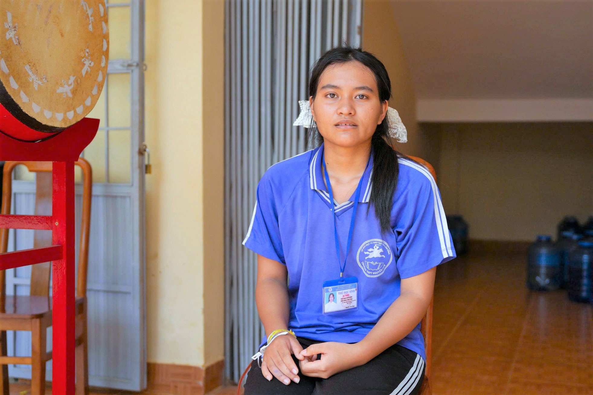 Nữ sinh Ka Thoen nén đau, tham gia kỳ thi tốt nghiệp THPT năm 2026. Ảnh: Duy Nhã
