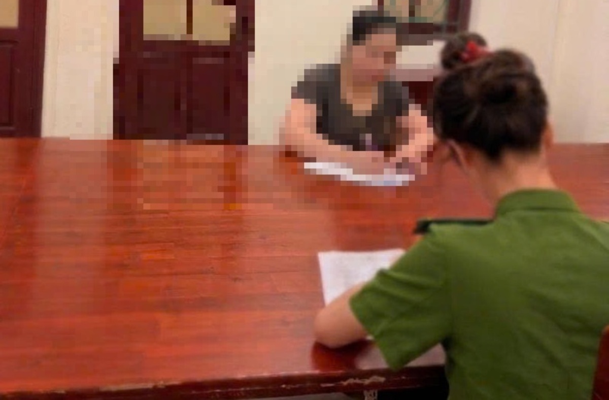 Phu Ly Ward Police, Ninh Binh province working with Ms. L. Photo: Ninh Binh Police