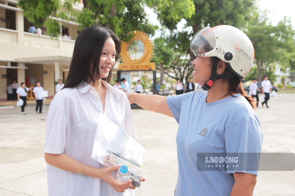 Thí sinh Võ Ngọc Hoa vui vẻ trò chuyện với mẹ sau giờ thi môn Toán. Ảnh: Hoài Phương