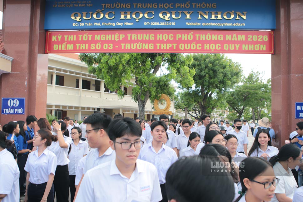 Thí sinh tại điểm thi Trường THPT Quốc học Quy Nhơn (phường Quy Nhơn) ra về sau giờ thi môn Toán. Ảnh: Hoài Phương.