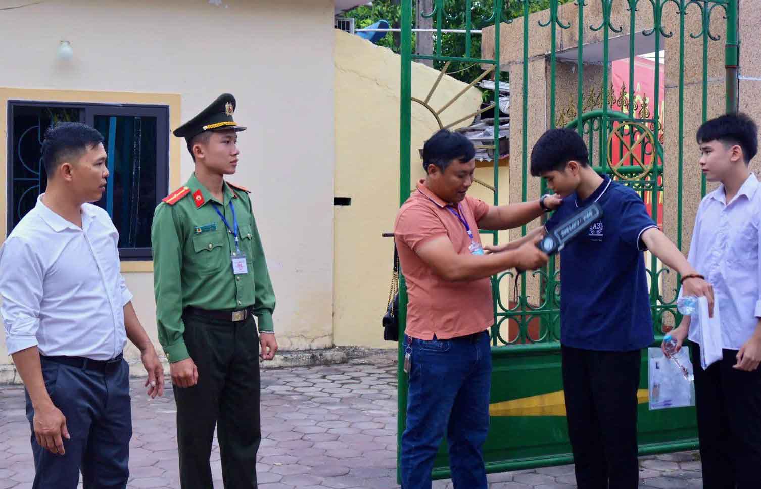 Cán bộ dùng máy quét an ninh kiểm tra nhằm phát hiện thiết bị điện tử mà thí sinh có thể đưa vào phòng thi. Ảnh: Hoàng Anh