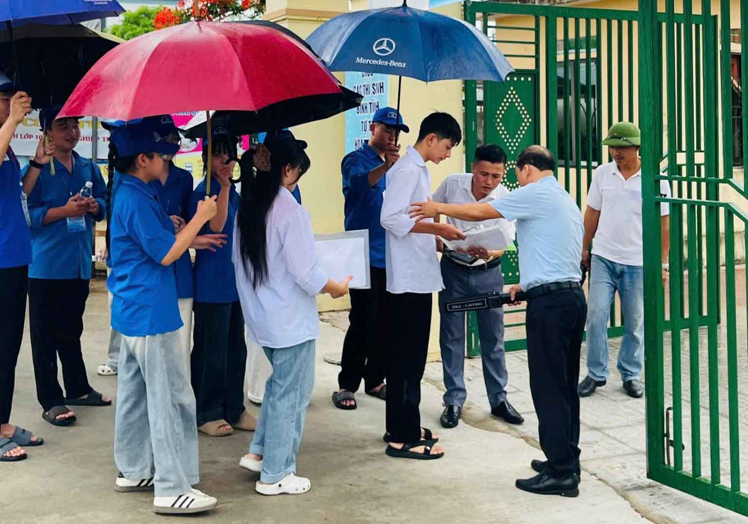 At the end of the first day of the 2026 high school graduation exam, in Ha Tinh, there were no violating candidates and invigilators. Photo: Hoang Anh