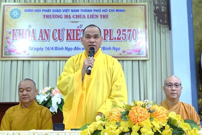 Thượng tọa Thích Thiện Thông phát biểu. Ảnh: Trung Giác
