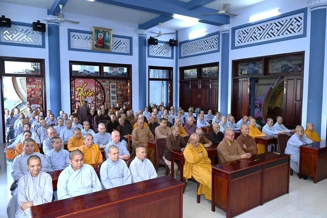 Đông đảo phật tử tham gia sinh hoạt Tăng sự. Ảnh: Trung Giác