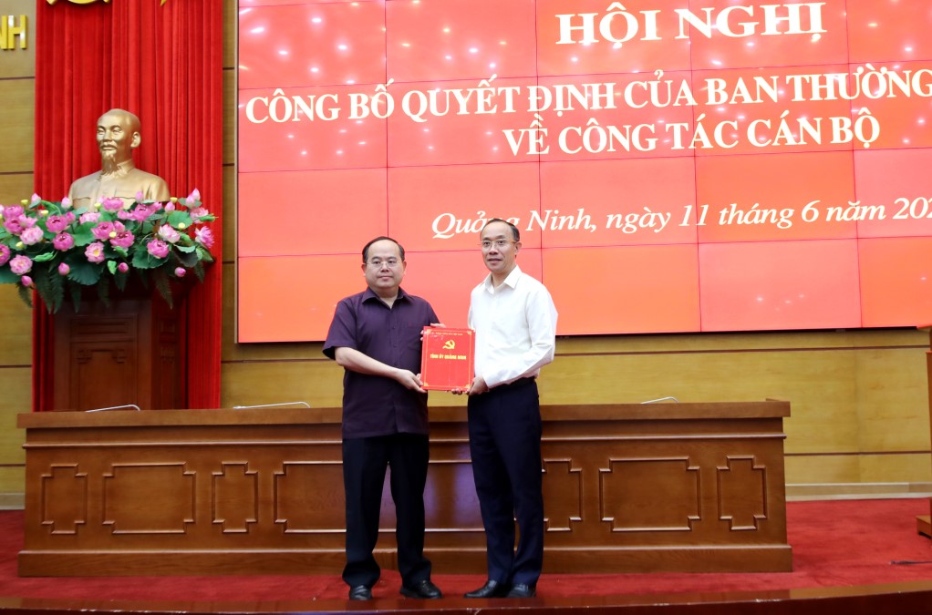 Quang Ninh Provincial Party Secretary Quan Minh Cuong presents the decision to transfer, assign and appoint Mr. Duong Manh Cuong (right). Photo: Thu Chung