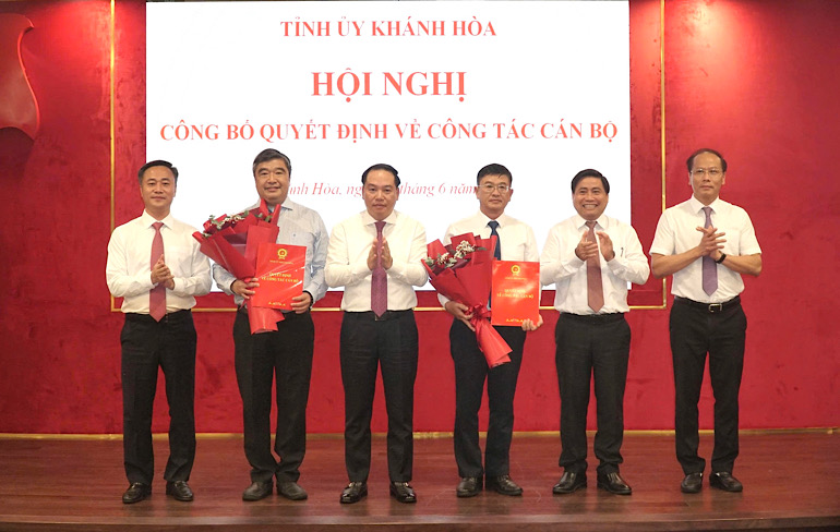 Khanh Hoa Provincial Party Committee announces decisions on personnel work, transferring and appointing leaders of the Internal Affairs Committee and press agencies. Photo: Thanh Thuy