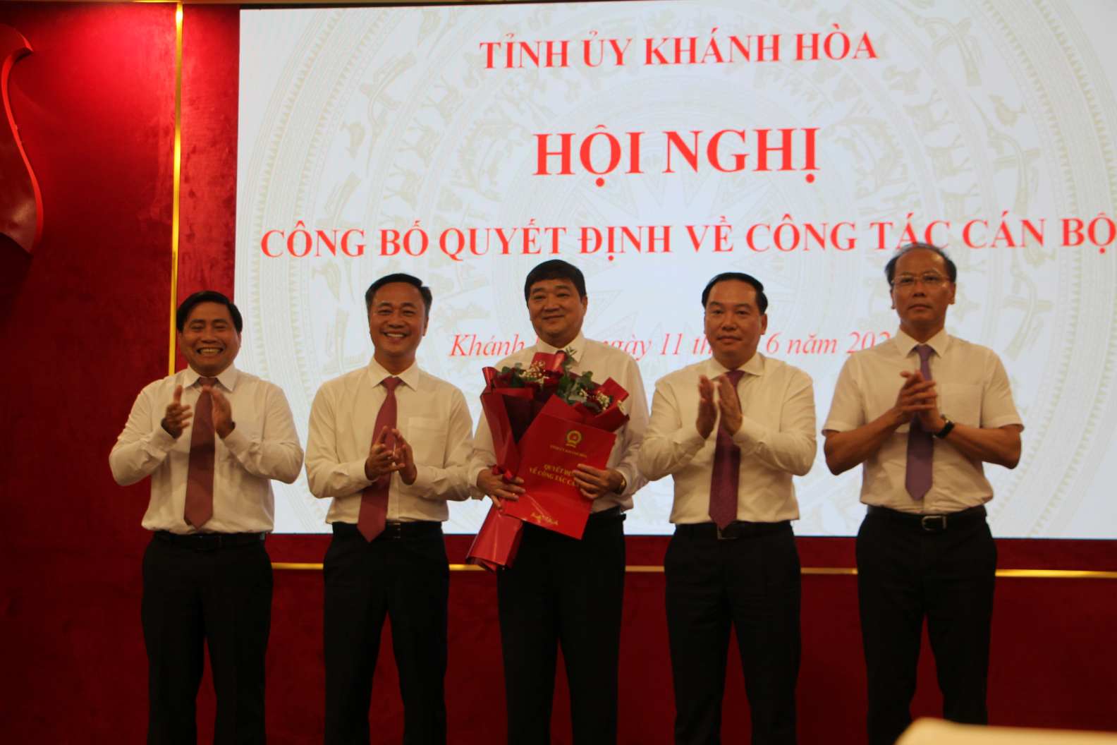 Thường trực Tỉnh ủy Khánh Hòa trao Ảnh: Phương Linh