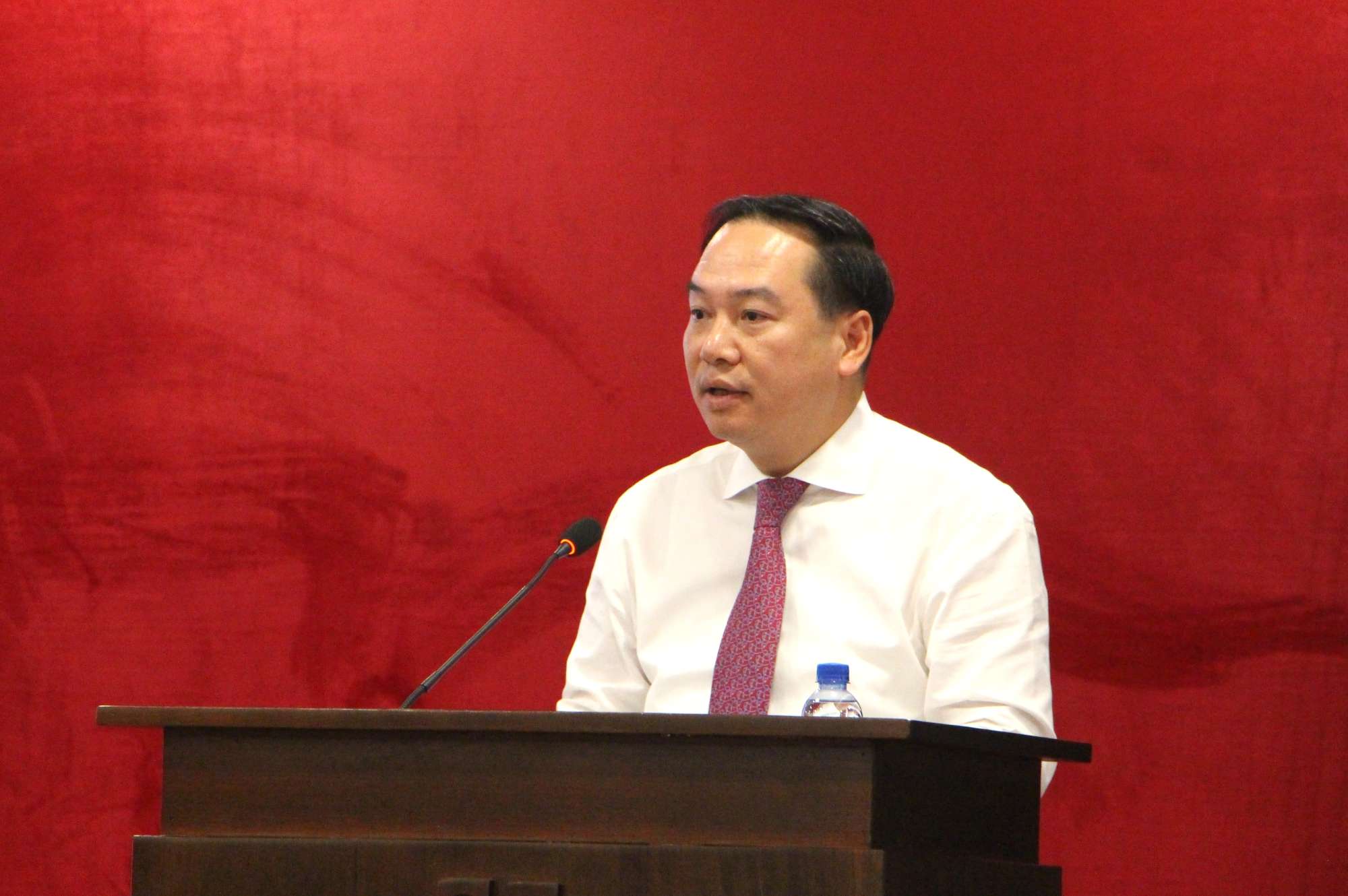 Ông Hồ Xuân Trường - Phó Bí thư Thường trực Tỉnh ủy Khánh Hòa giao nhiệm vụ cho các cán bộ được điều động, bổ nhiệm. Ảnh: Phương Linh