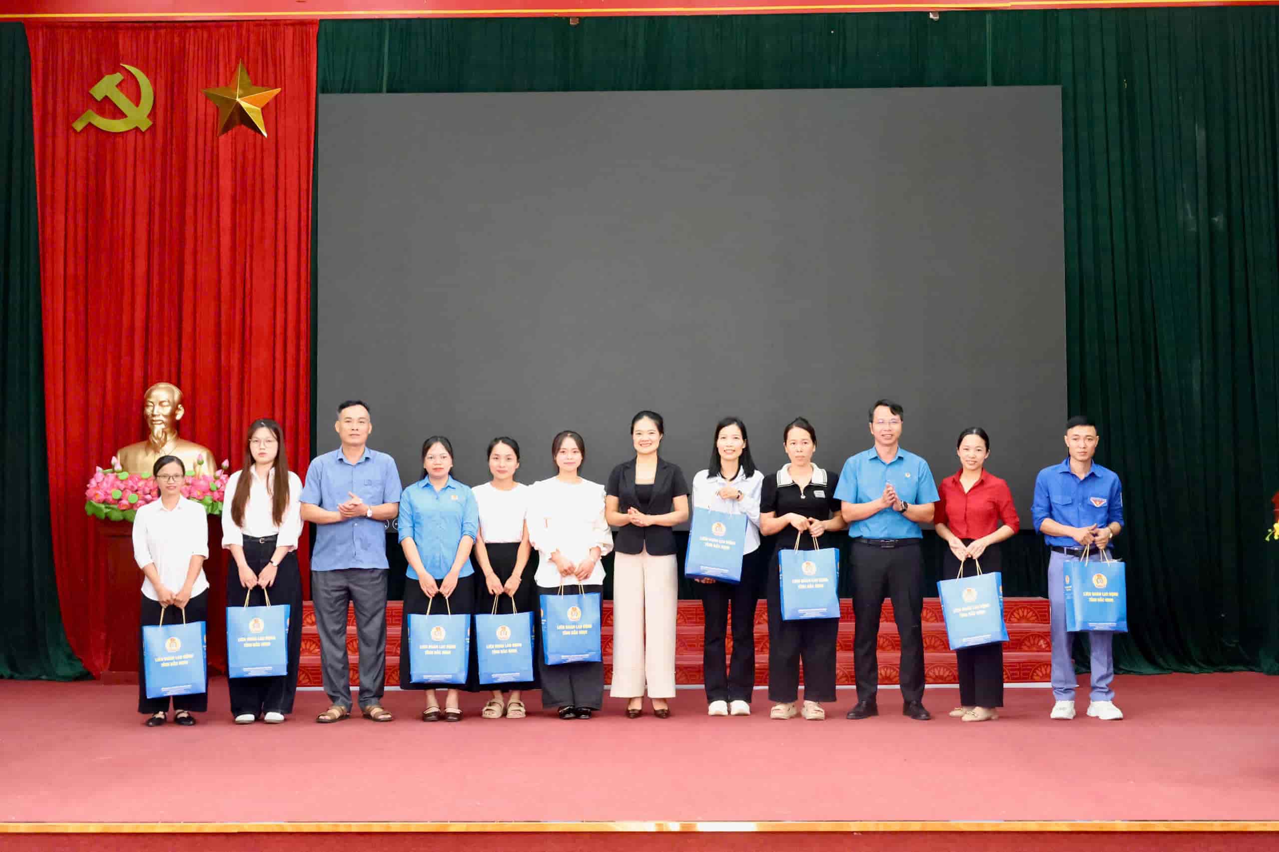 Trong khuôn khổ buổi tập huấn, Trao quà cho công nân