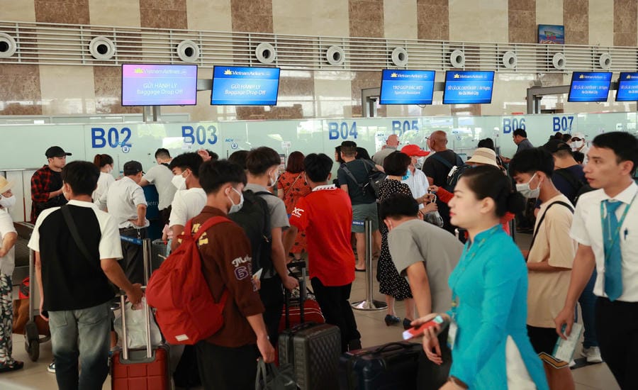 Customers queuing to check in at Noi Bai airport. Photo: Hai Nguyen