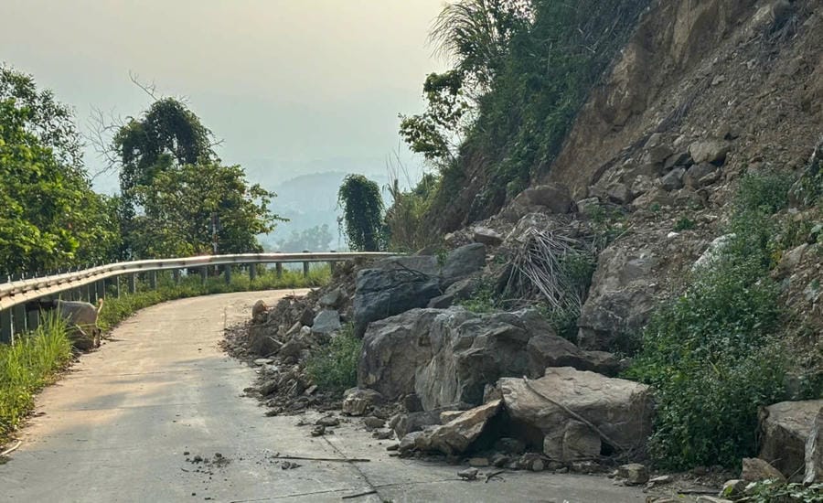 La situación de las rocas rodando hace que los vehículos se sientan inseguros cada vez que se mueven por la carretera. Foto: Viet Bac