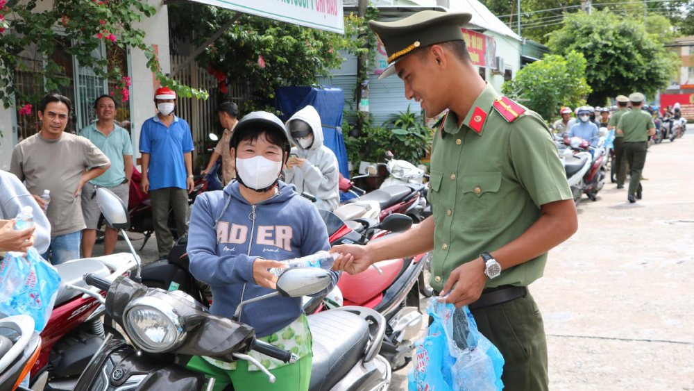 Lực lượng chức năng thực hiện nhiệm vụ tại Điểm thi Trường THPT Châu Thành. Ảnh: Tiến Dũng