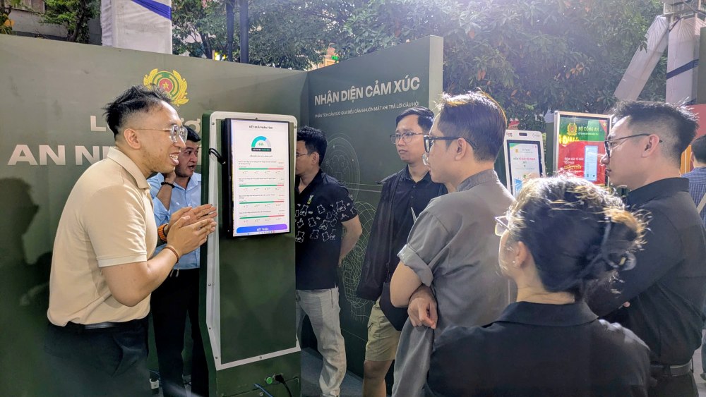 Các hoạt động tuyên truyền kiến thức về an ninh mạng, phòng chống lừa đảo trực tuyến. Ảnh: Anh Tú 