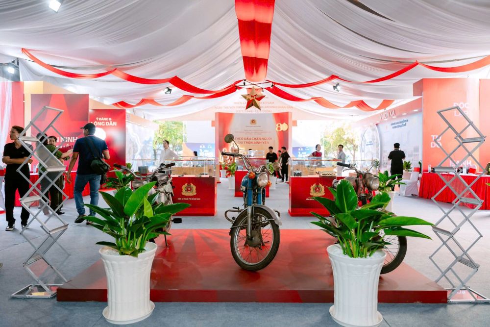 Hiện vật ực lượng công an nhân dân qua các thời kì được trưng bày tại Triển lãm. Ảnh: Thái Bảo 