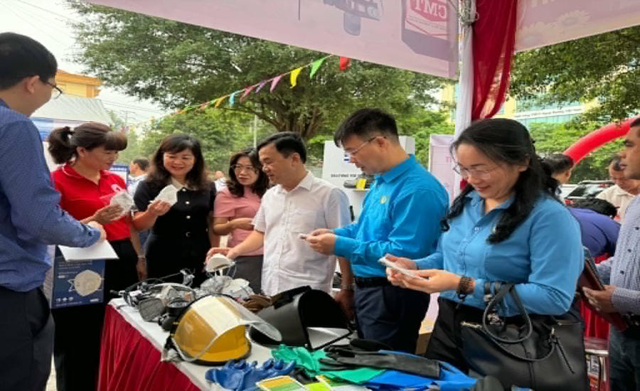 Trade union officials and the Lang Son Provincial Employment Service Center advise and introduce jobs for workers on the online job exchange. Photo: Khanh Linh