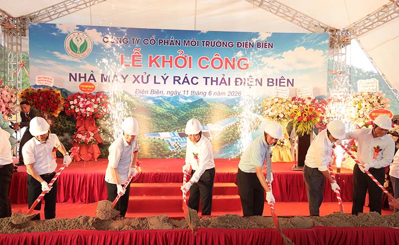 Delegates perform the groundbreaking ceremony for the Dien Bien Waste Treatment Plant project. Photo: Lan Phuong