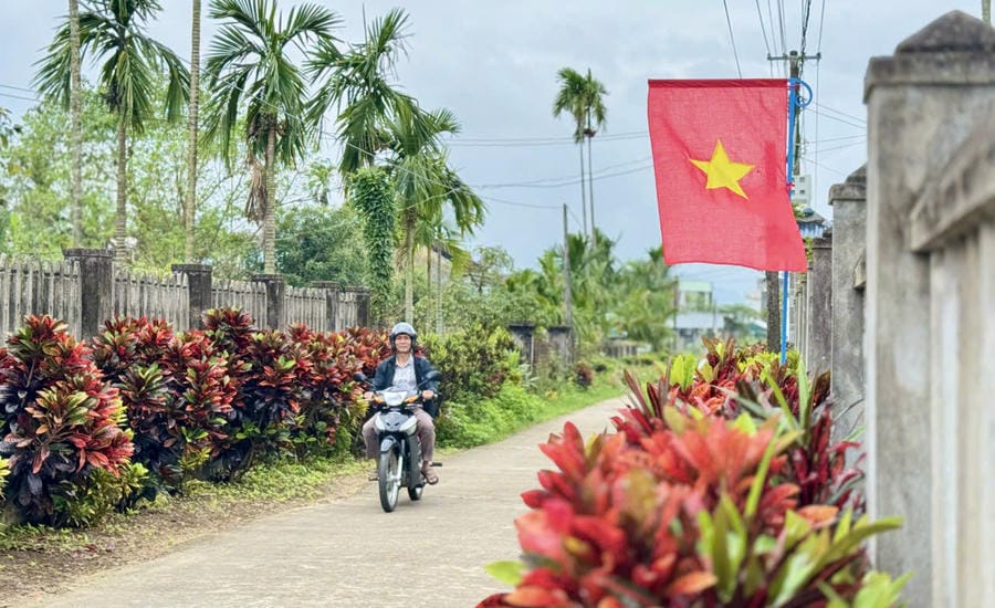 Toda la provincia de Quảng Ngãi tiene actualmente 700 aldeas y grupos residenciales que no cumplen con los estándares de escala de hogares según las nuevas regulaciones, lo que representa más del 40% del número total de unidades existentes. Foto: Linh Đan