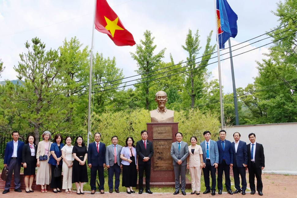Đoàn công tác tỉnh Gia Lai chụp hình lưu niệm với Đại sứ quán Việt Nam tại Hàn Quốc. Ảnh: Trang Lê