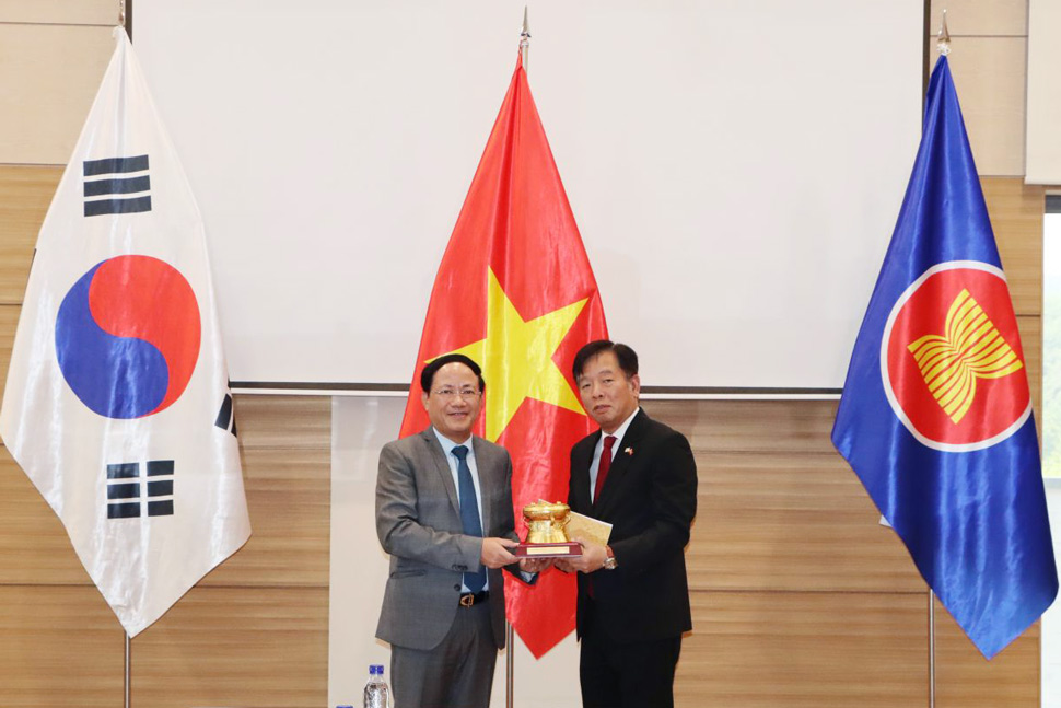 Chairman of Gia Lai Provincial People's Committee Pham Anh Tuan presents souvenirs to Vietnamese Ambassador Extraordinary and Plenipotentiary to Korea Vu Ho. Photo: Trang Le