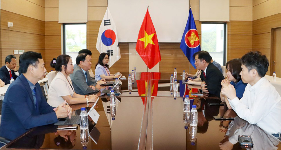 Quang cảnh buổi làm việc. Ảnh: Trang Lê