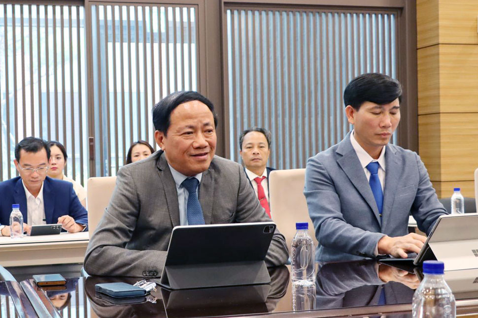 Chủ tịch UBND tỉnh Gia Lai Phạm Anh Tuấn (trái) trao đổi tại buổi làm việc. Ảnh: Trang Lê