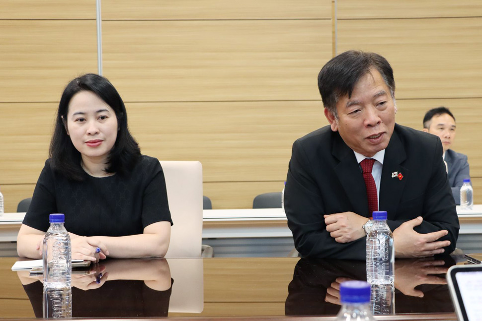 Đại sứ Đặc mệnh toàn quyền Việt Nam tại Hàn Quốc Vũ Hồ trao đổi với Đoàn công tác tỉnh Gia Lai. Ảnh: Trang Lê