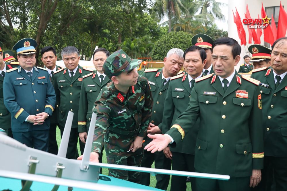 General Phan Van Giang and delegates visit the exhibition of unmanned weapons and technical equipment within the framework of the Ceremony to announce the Decision to establish the Department of Unmanned Vehicles. Photo: QPVN