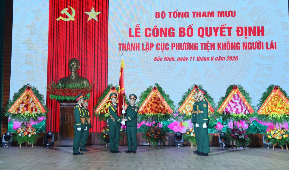 Đại tướng Phan Văn Giang trao Quân kỳ Quyết thắng cho Cục Phương tiện không người lái. Ảnh: QPVN