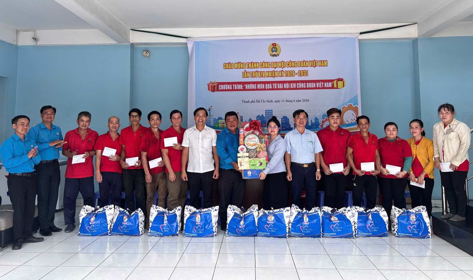Ho Chi Minh City Labor Federation visits and gives gifts to workers in Bau Bang commune. Photo: Provided by Ho Chi Minh City Trade Union