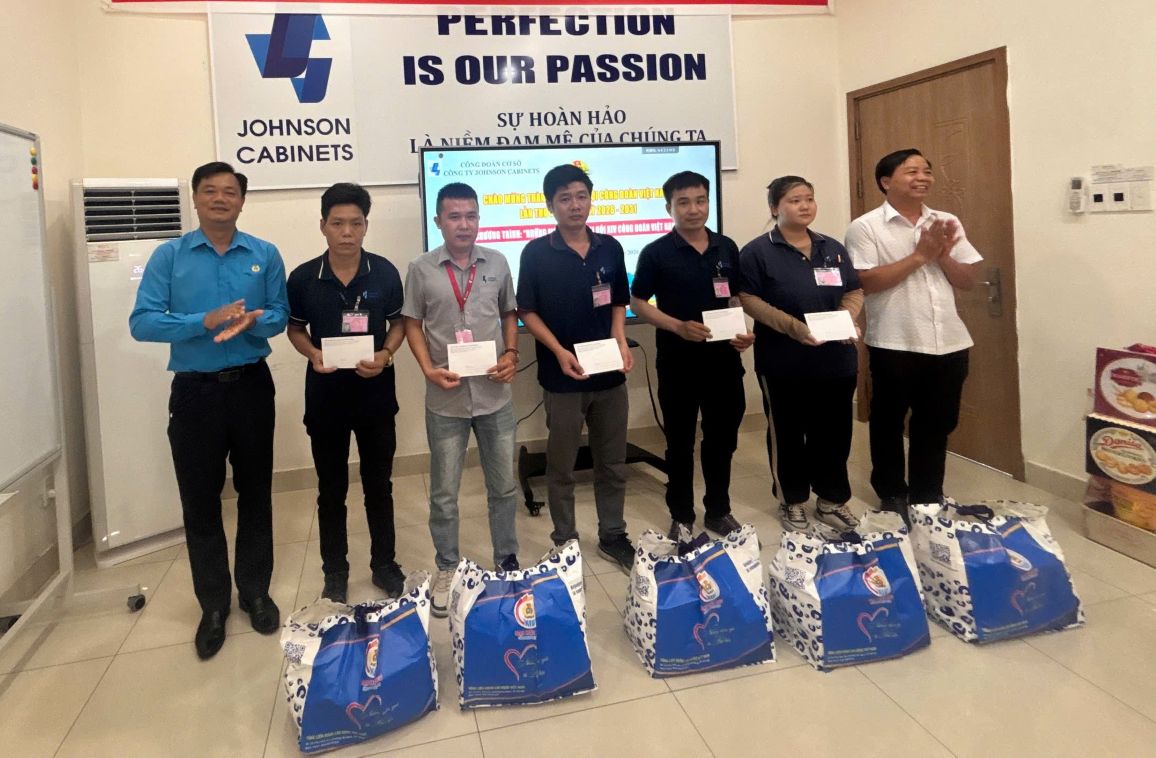 LĐLĐ TPHCM đến thăm và tặng quà cho người lao động ở xã Bàu Bàng. Ảnh: Công đoàn TPHCM cung cấp