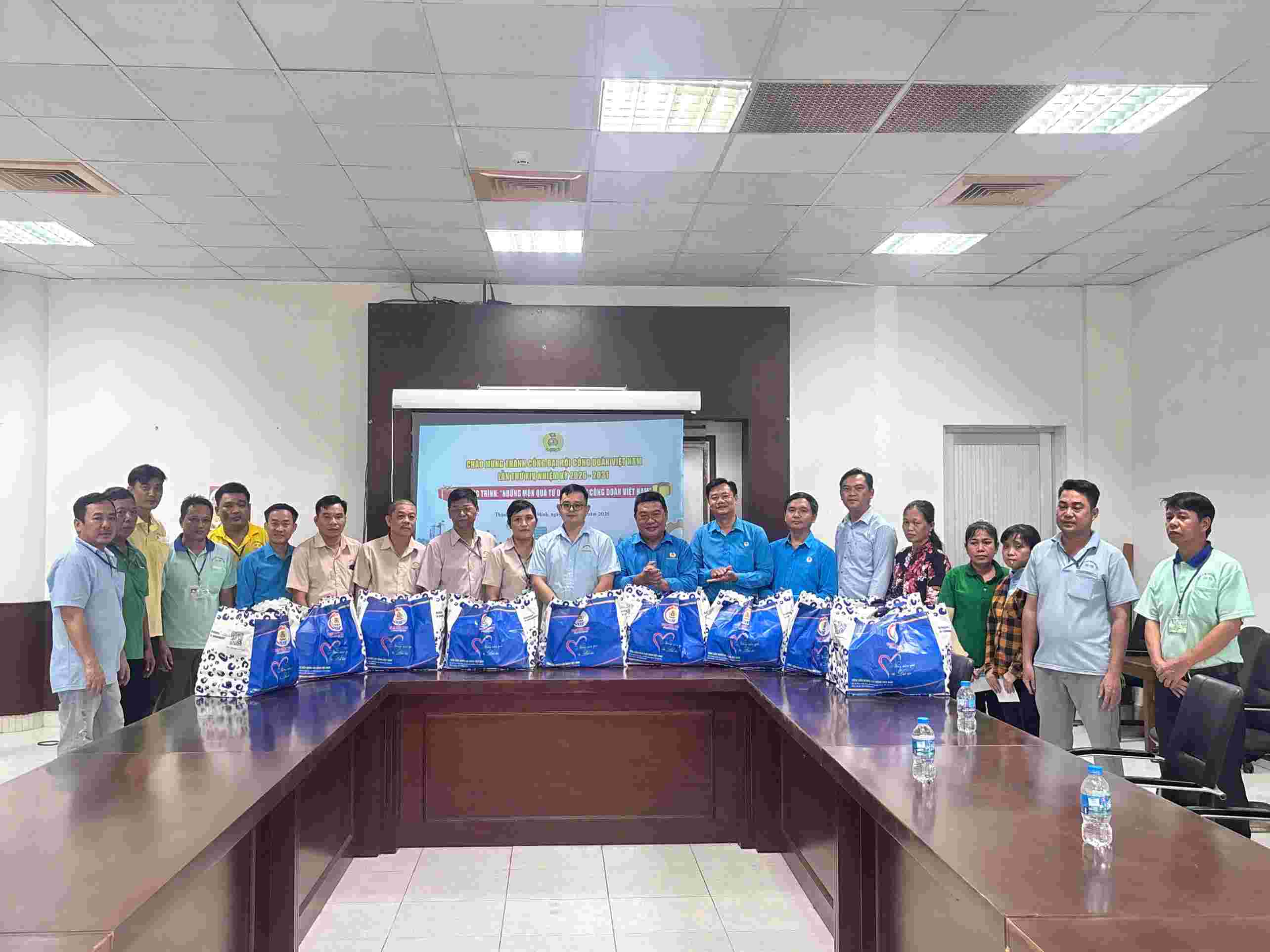 LĐLĐ TPHCM đến thăm và tặng quà cho người lao động ở phường Tây Nam. Ảnh: Công đoàn TPHCM cung cấp