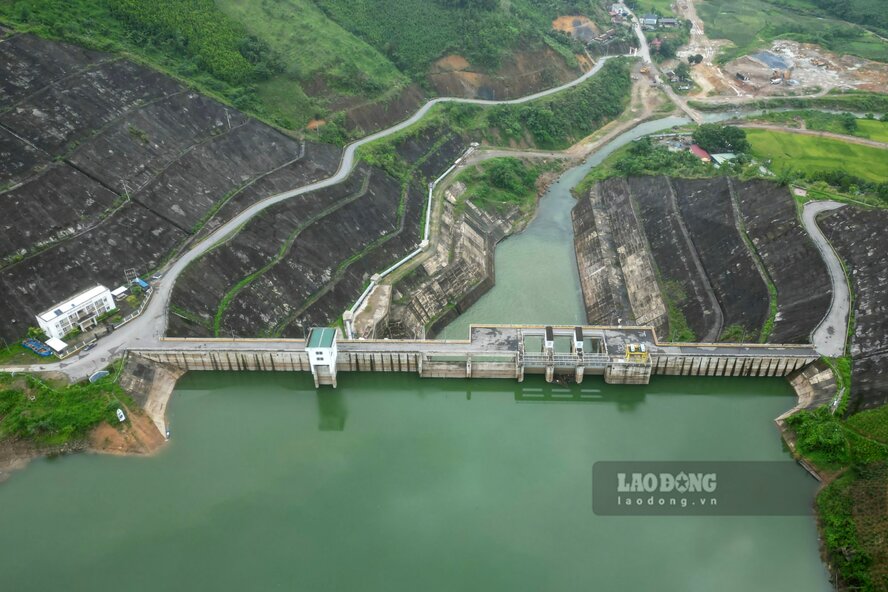 Xã Trung Sơn nổi tiếng với hồ Ngòi Giành có cảnh quan hoang sơ, hùng vỹ. Ảnh: Tô Công