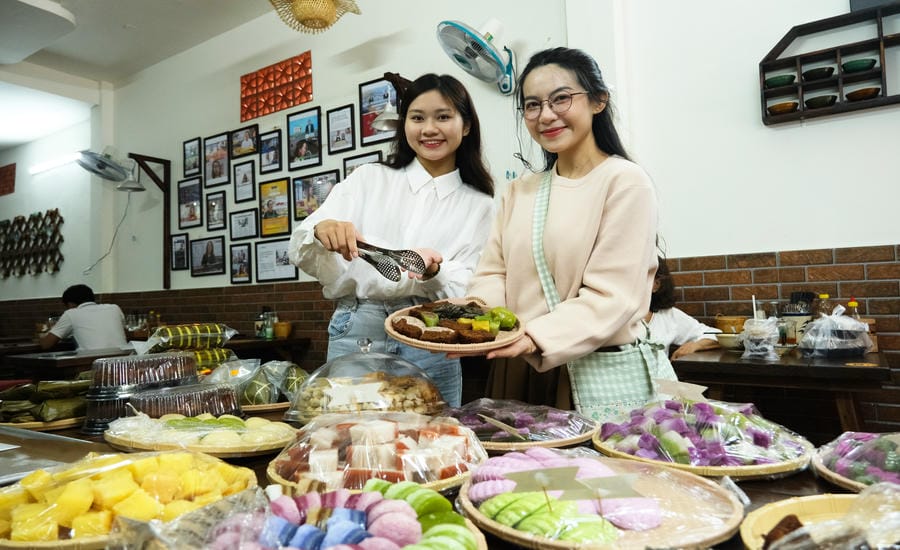 Diners are excited to take photos at the Southern folk cake stall. Photo: Phong Linh