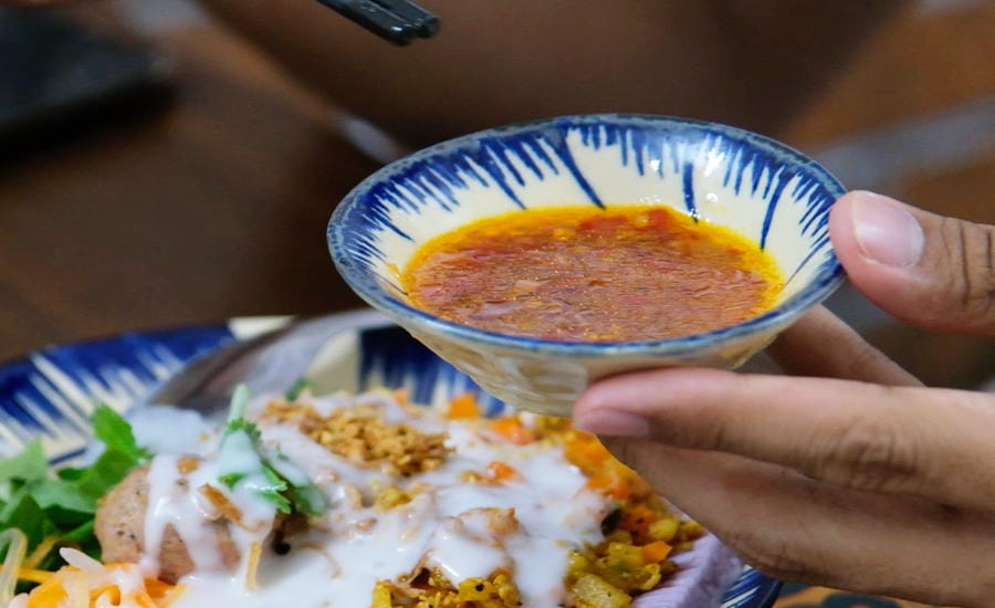 Chén nước chấm ăn cùng bánh mặn. Ảnh: Phong Linh