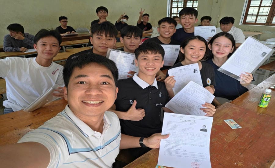 Mr. Nguyen Van Mao and candidates in the exam room. Photo: NVCC