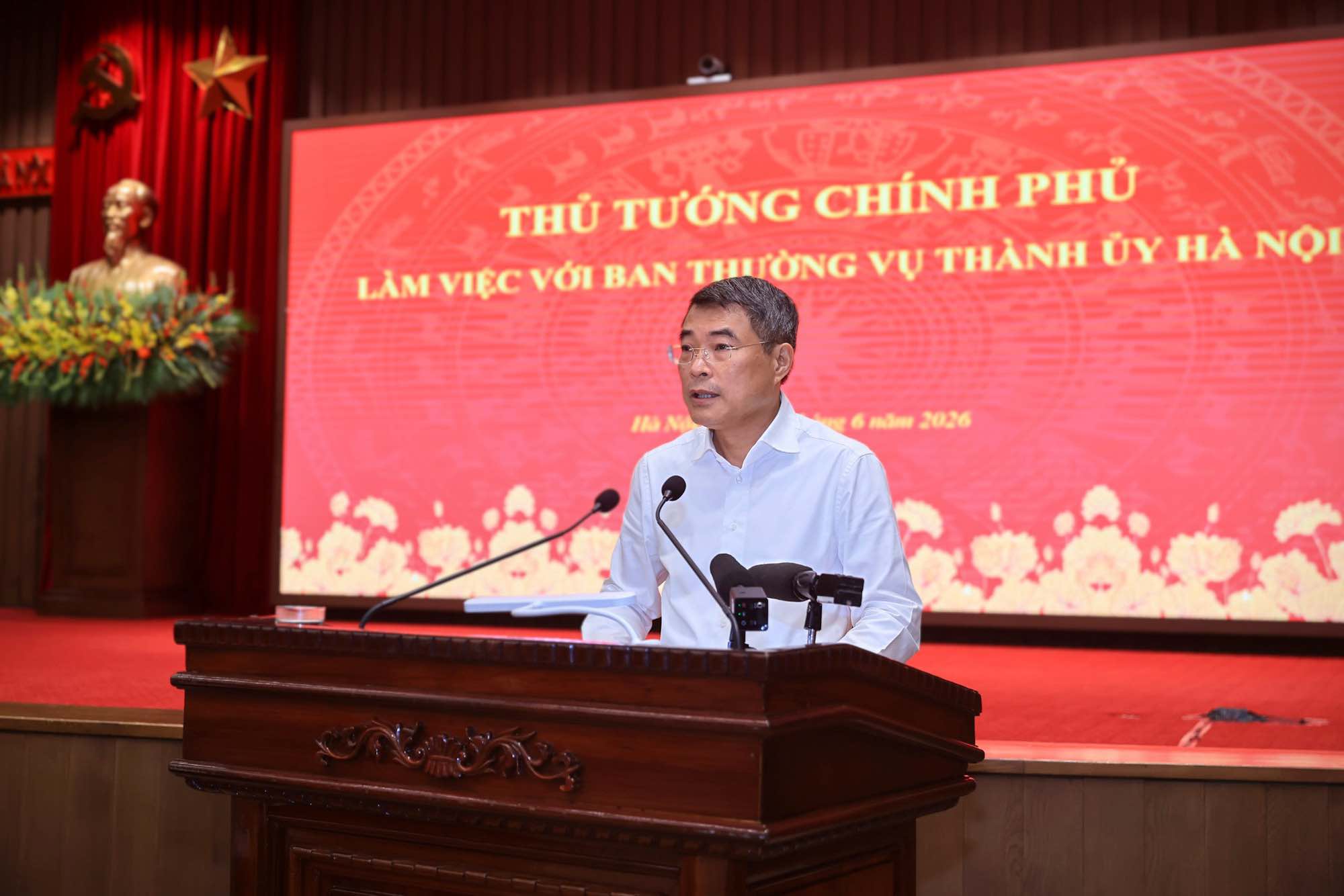 Politburo Member, Prime Minister Le Minh Hung delivers a directive speech at the working session with the Standing Committee of the Hanoi Party Committee. Photo: VGP