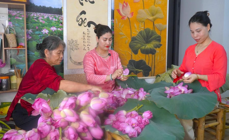 The hands of many generations are diligently creating lotus tea cups imbued with Vietnamese soul. Photo: Minh Vu