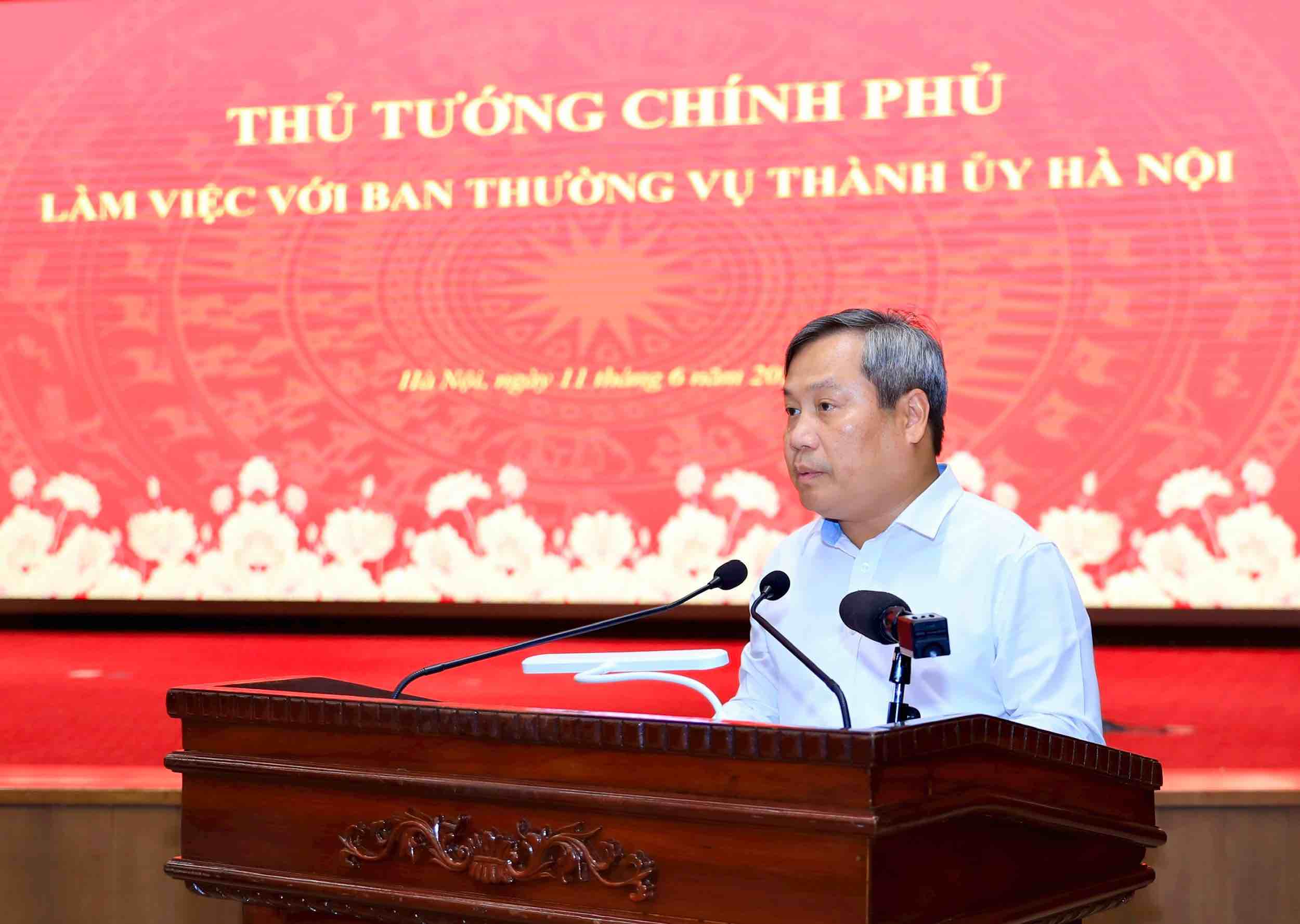 Chairman of Hanoi People's Committee Vu Dai Thang reported at the conference. Photo: Quang Thai