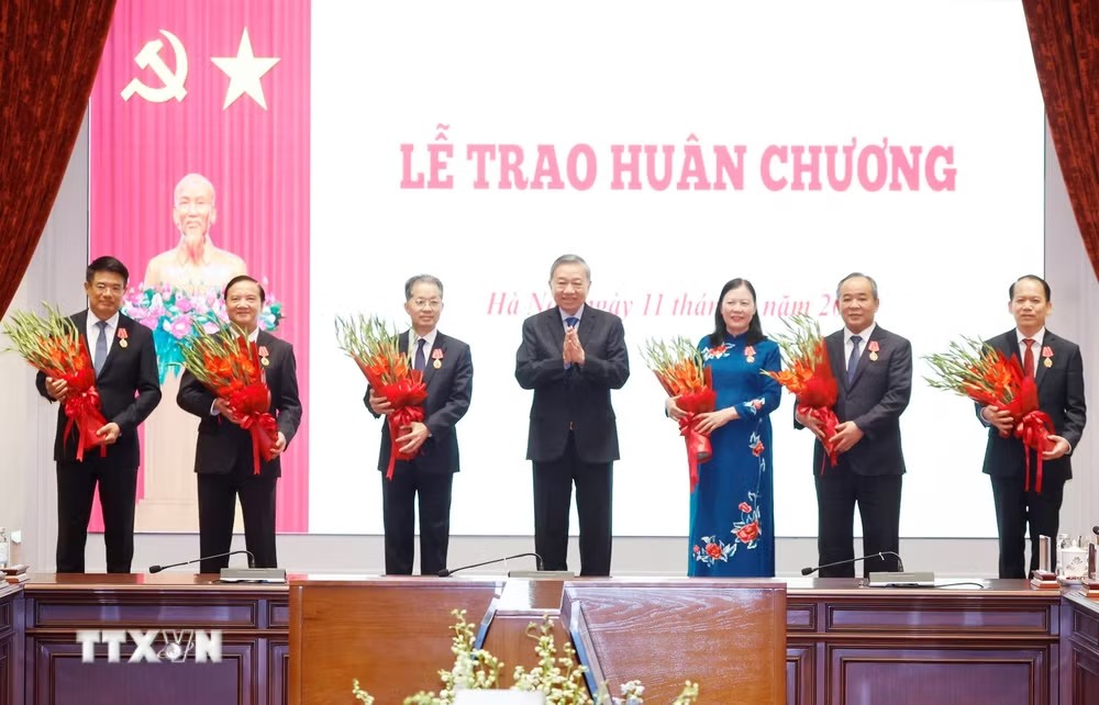 Tổng Bí thư, Chủ tịch nước Tô Lâm trao tặng Huân chương Lao động hạng Nhất, hạng Nhì cho các cá nhân vì có thành tích xuất sắc trong công tác cải cách tư pháp. Ảnh: TTXVN