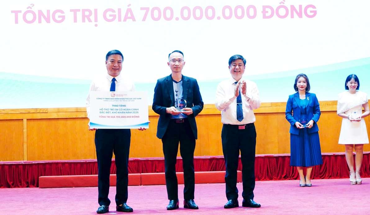AIA Việt Nam trao tặng 700 triệu đồng thông qua Quỹ Bảo trợ Trẻ em Việt Nam. Ảnh: AIA Việt Nam