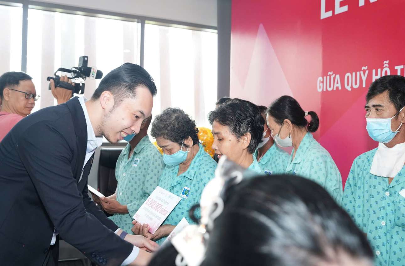 AIA Việt Nam trao hỗ trợ viện phí cho một số bệnh nhân tại bệnh viện Ung bướu Tp.Hồ Chí Minh. Ảnh: AIA