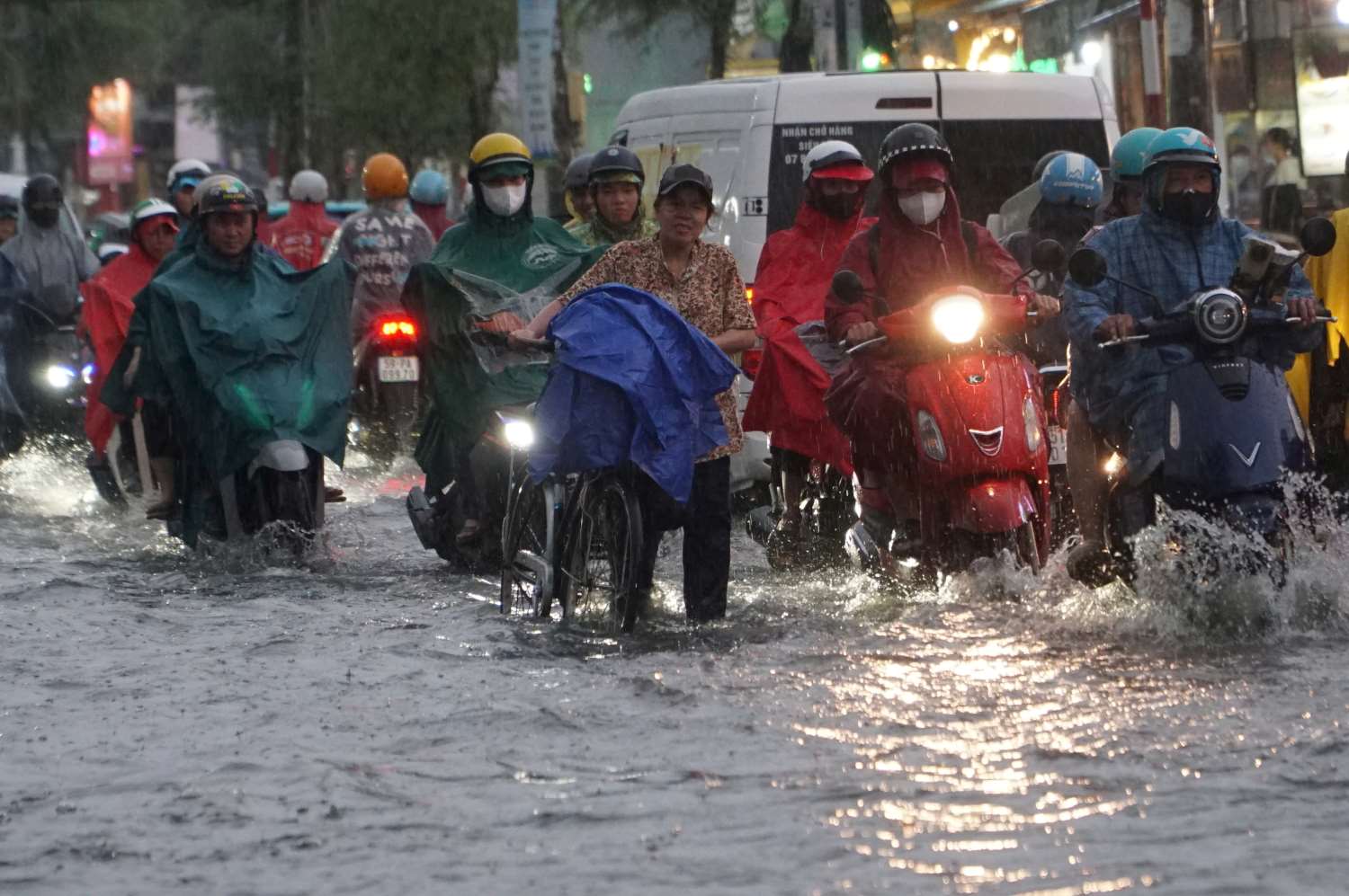 Nguyen Van Khoi street (Thong Tay Hoi ward) is immensely flooded after the late afternoon rain. 6. Photo: Minh Quan