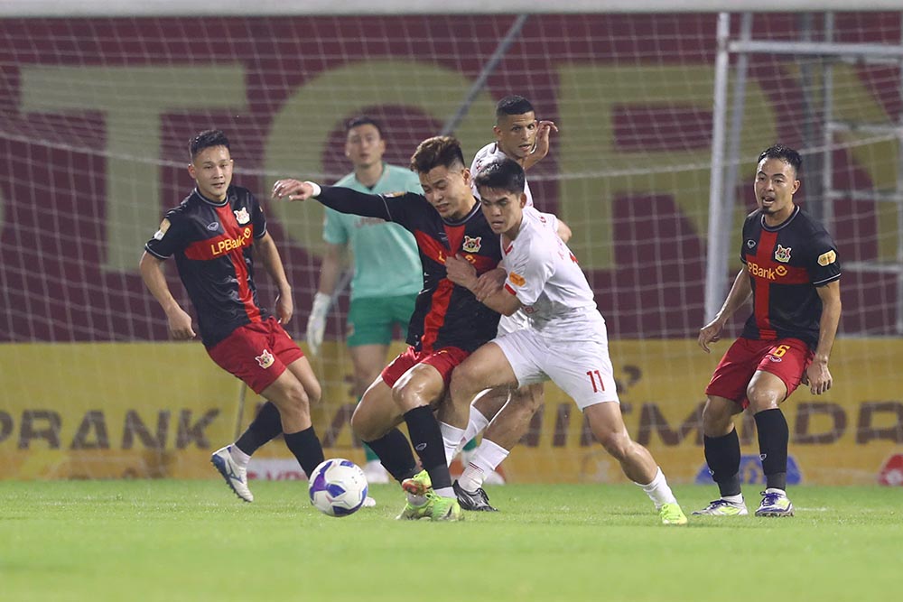 Ninh Bình (áo đen) thi đấu hiệu quả để đánh bại Thể Công Viettel 4-1, qua đó giành vé vào chung kết Cúp Quốc gia 2025-2026. Ảnh: Minh Dân