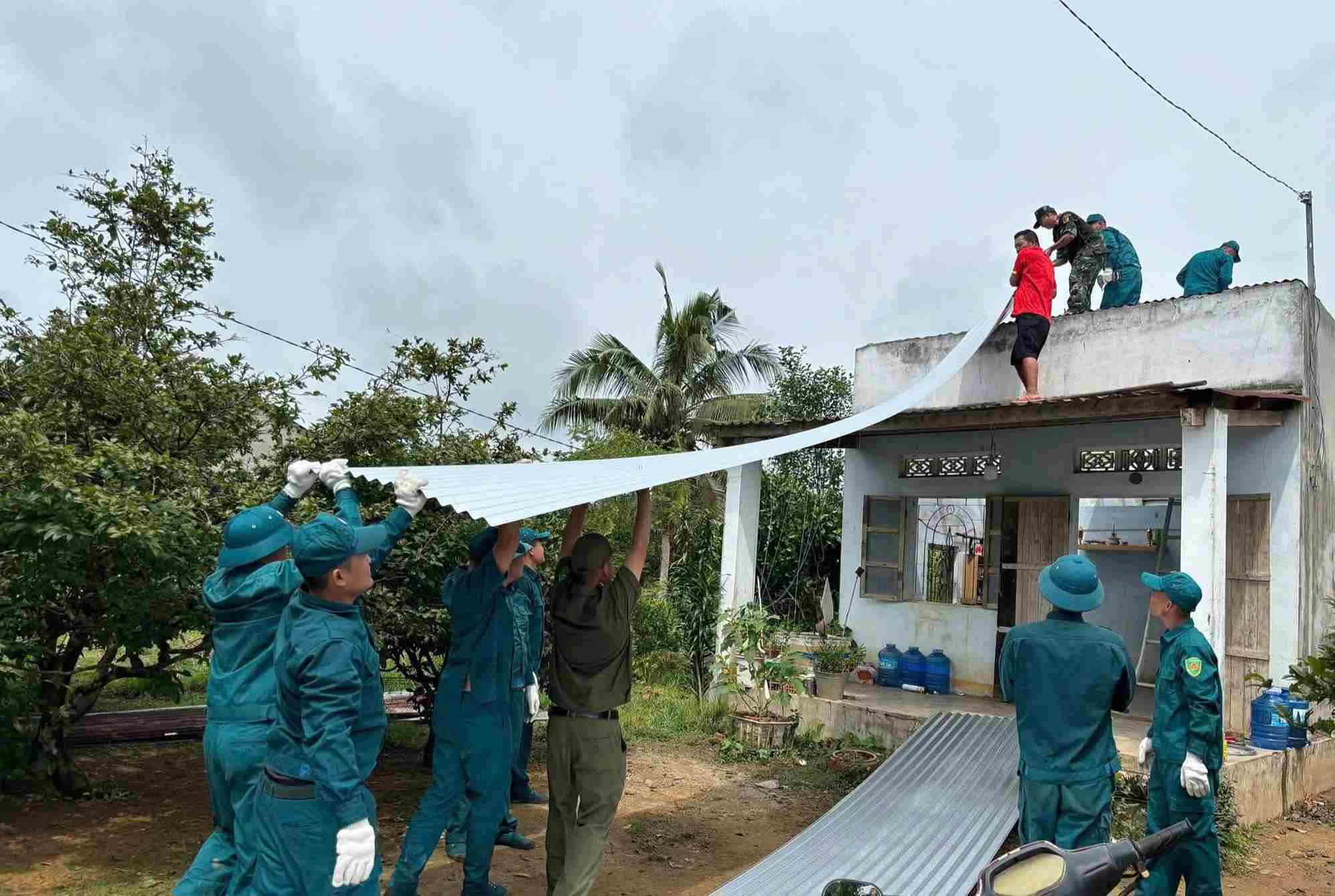 Forces support people in Da Teh commune to re-roof their houses to stabilize their lives. Photo: Phuc Khanh
