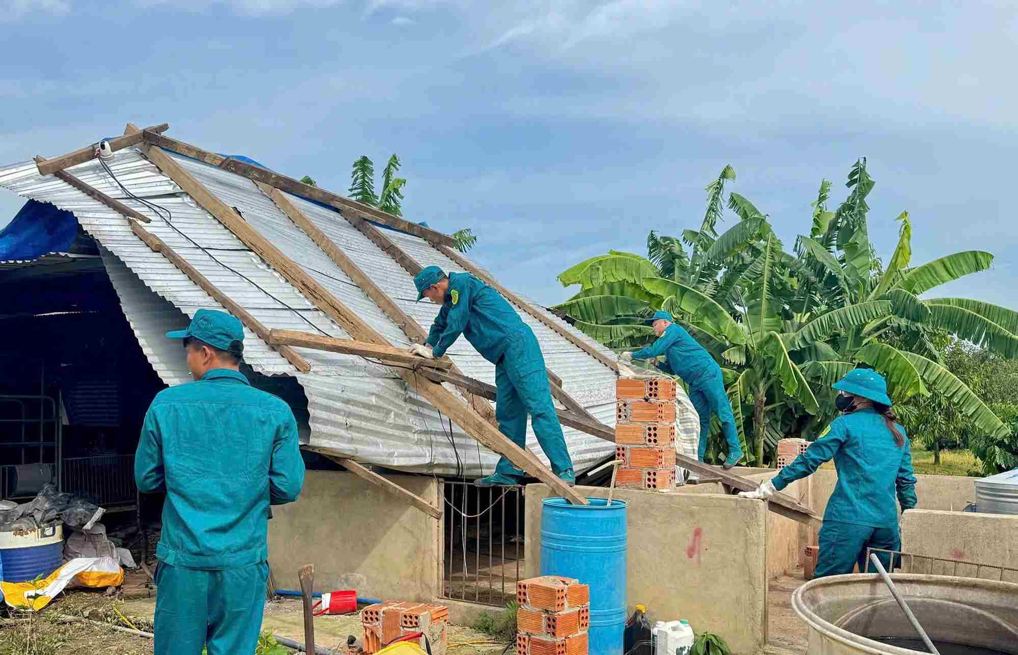 Các lực lượng hỗ trợ người dân lợp lại mái nhà sau lốc xoáy. Ảnh: Phúc Khánh