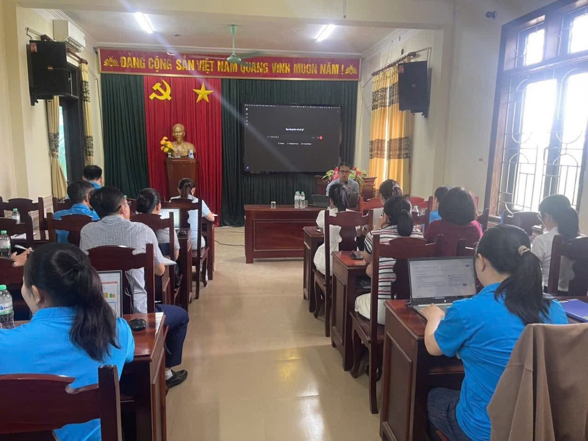 Nghi Loc commune trade union officials learn how to apply AI to improve efficiency in work. Photo: Nghe An Trade Union