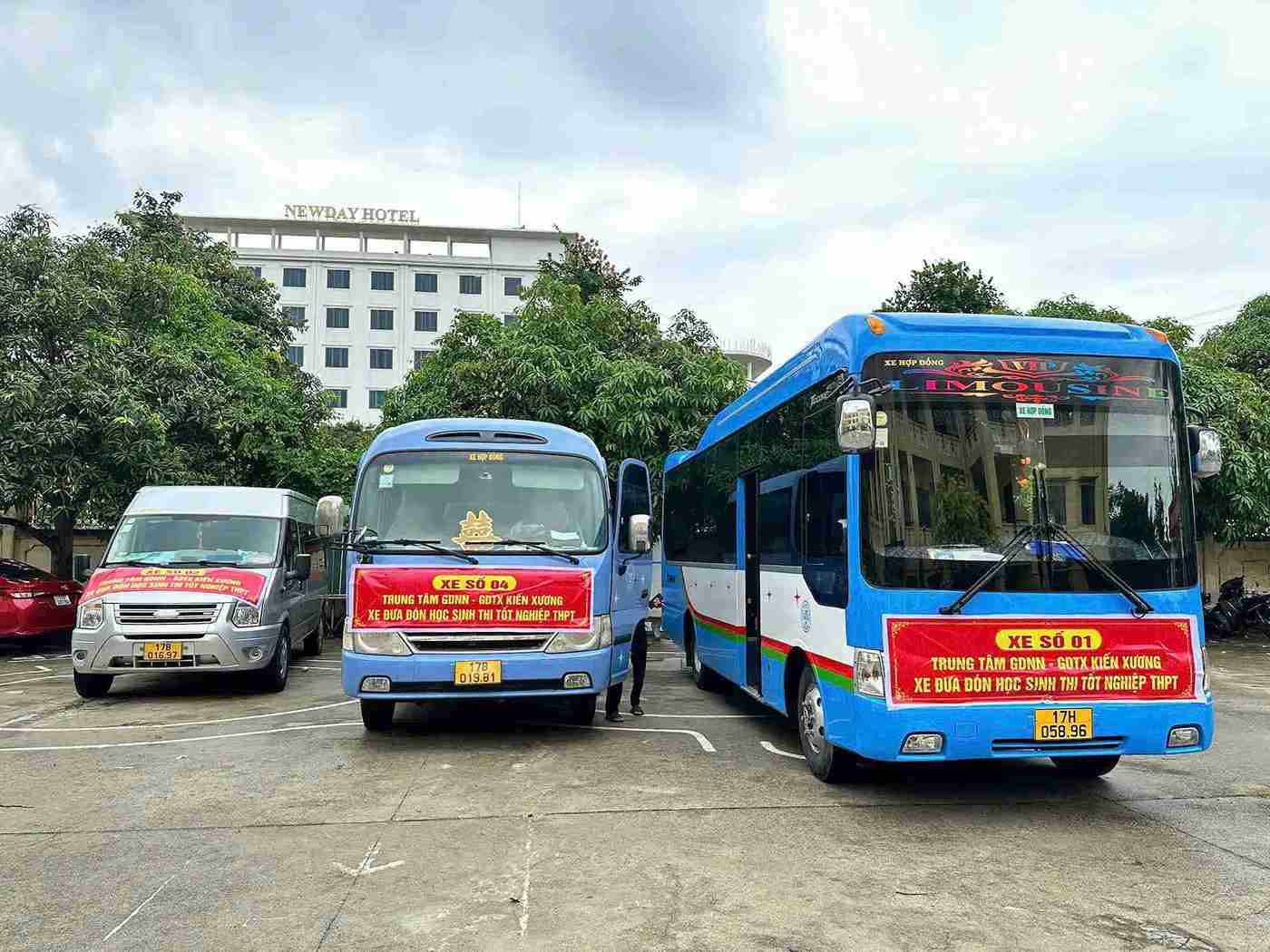 Free buses help students far from exam sites feel secure to get to school on time. Photo: Hai Minh