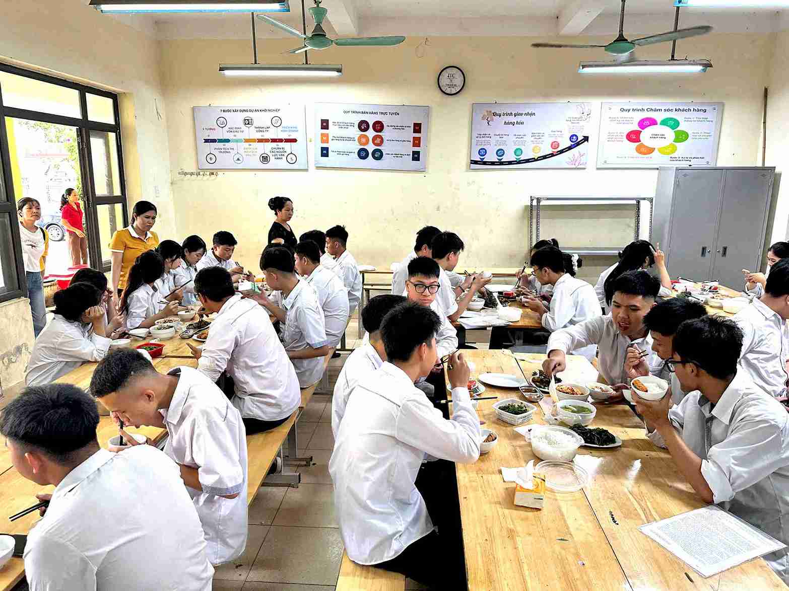 Các suất cơm được chế biến bảo đảm dinh dưỡng và an toàn thực phẩm phục vụ học sinh dự thi. Ảnh: Hải Minh