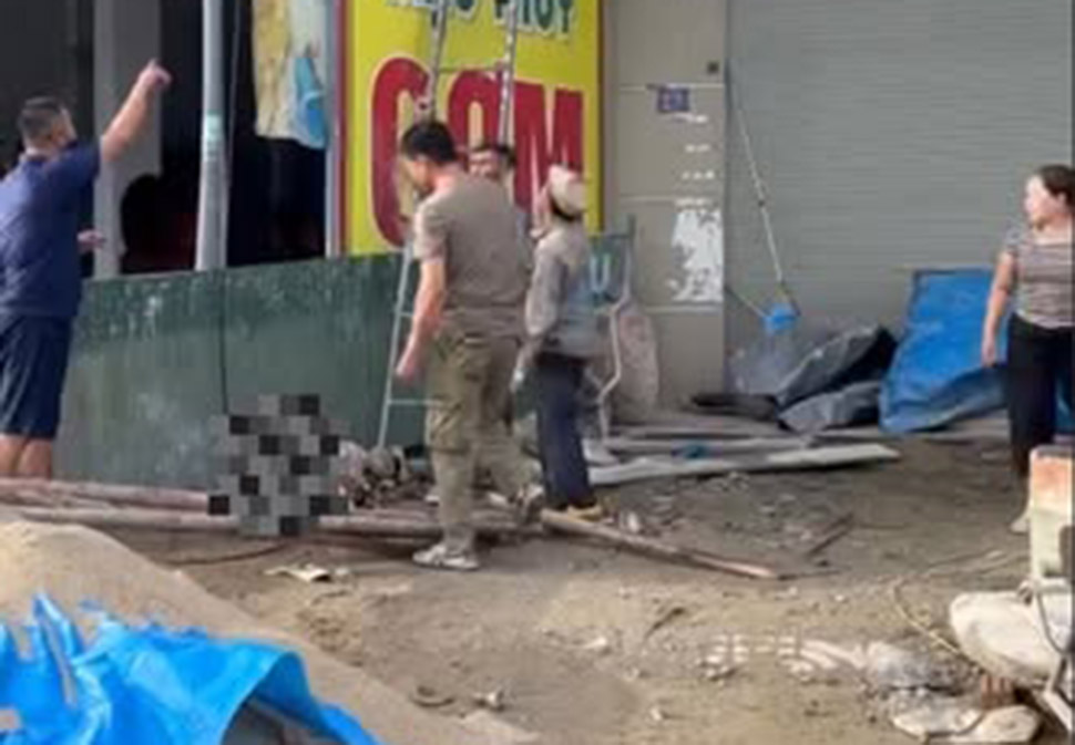 Scene of the man falling from the scaffolding to the ground, then dying. Photo: Ngoc Anh