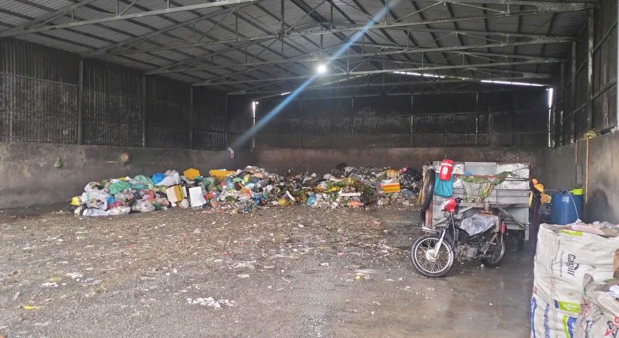 Điểm tập kết rác gây ô nhiễm mùi hôi. Ảnh: Bạn đọc cung cấp